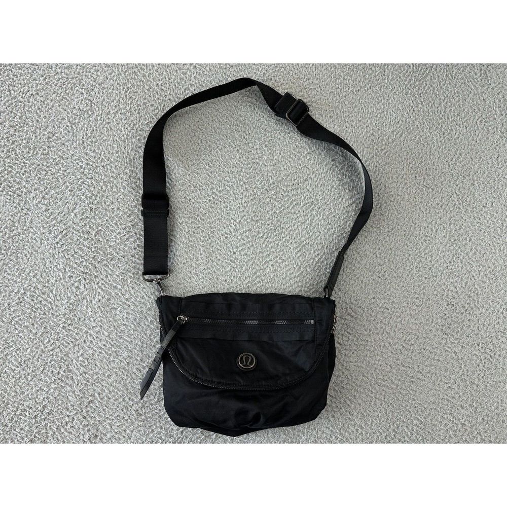 Lululemon Crossbody Handbag Womens Zip Closure Fold Flap Black *reposhing*